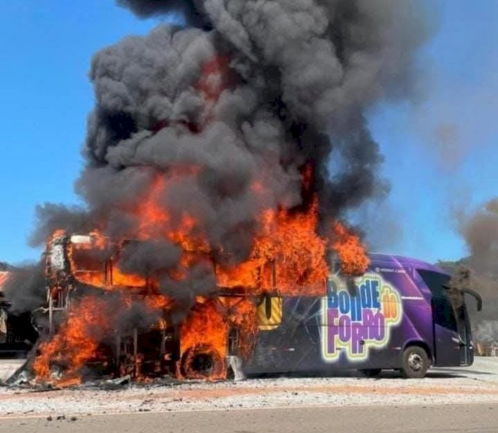 Ônibus das bandas Bonde do Forró e Djavú pega fogo em frente a uma churrascaria