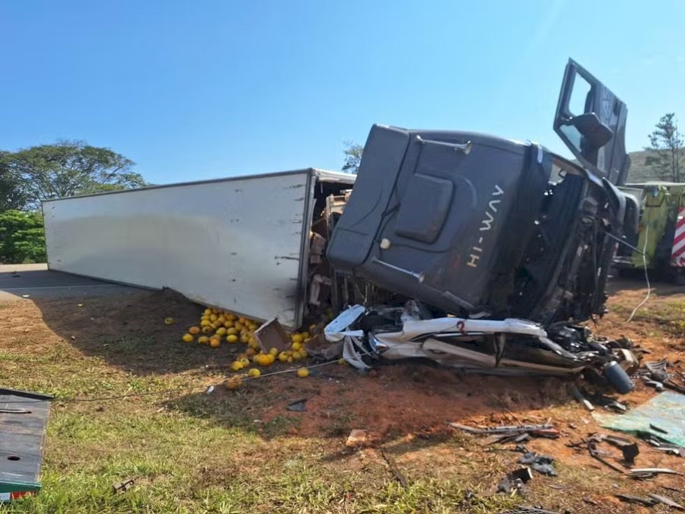 Motorista morre ao ter carro esmagado por carreta carregada com melão na BR-116