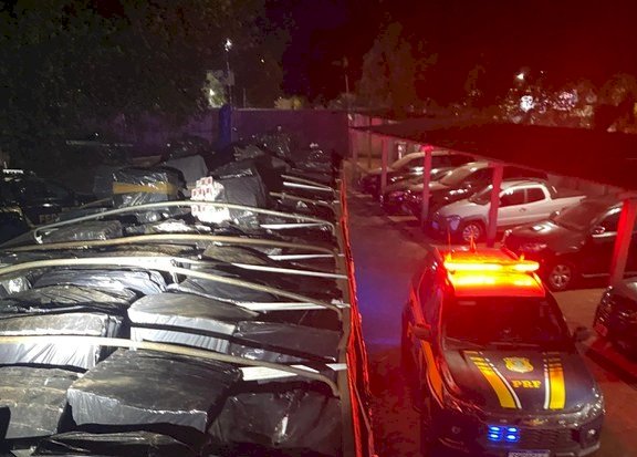 PRF apreende mais de 100 mil maços de cigarros contrabandeados