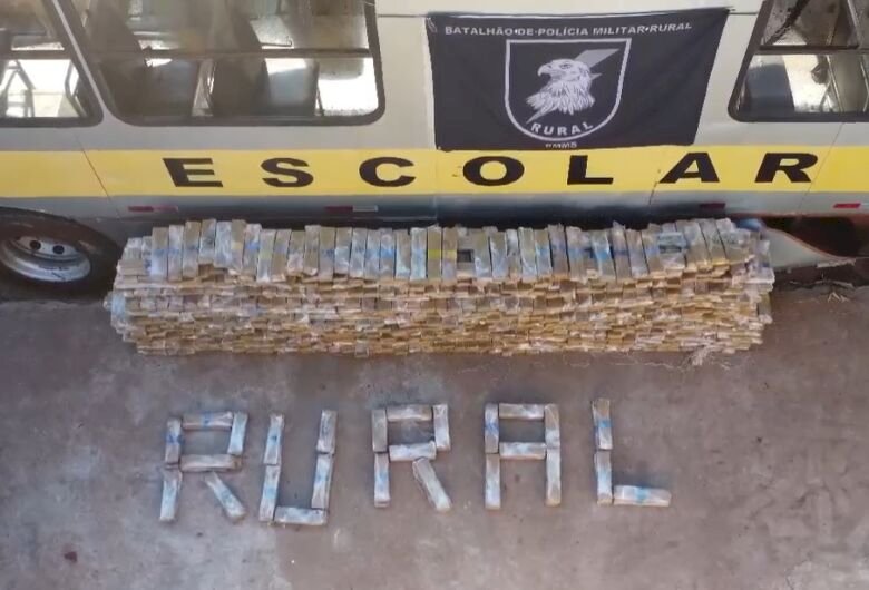 Ônibus escolar é apreendido com mais de 2 toneladas de drogas na fronteira