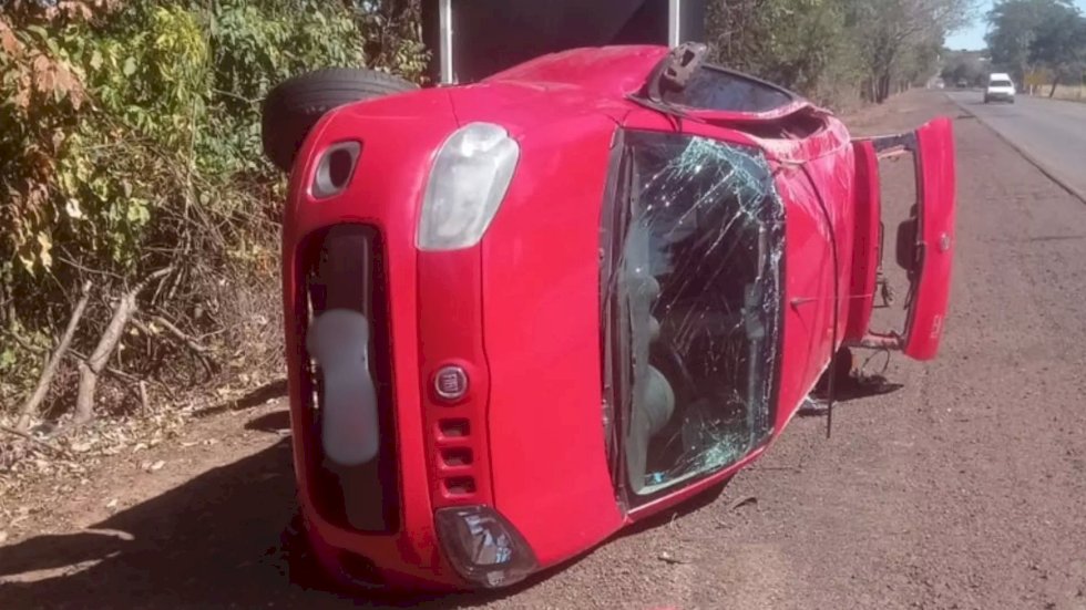 Carro capota na BR-262 e quatro pessoas ficam feridas