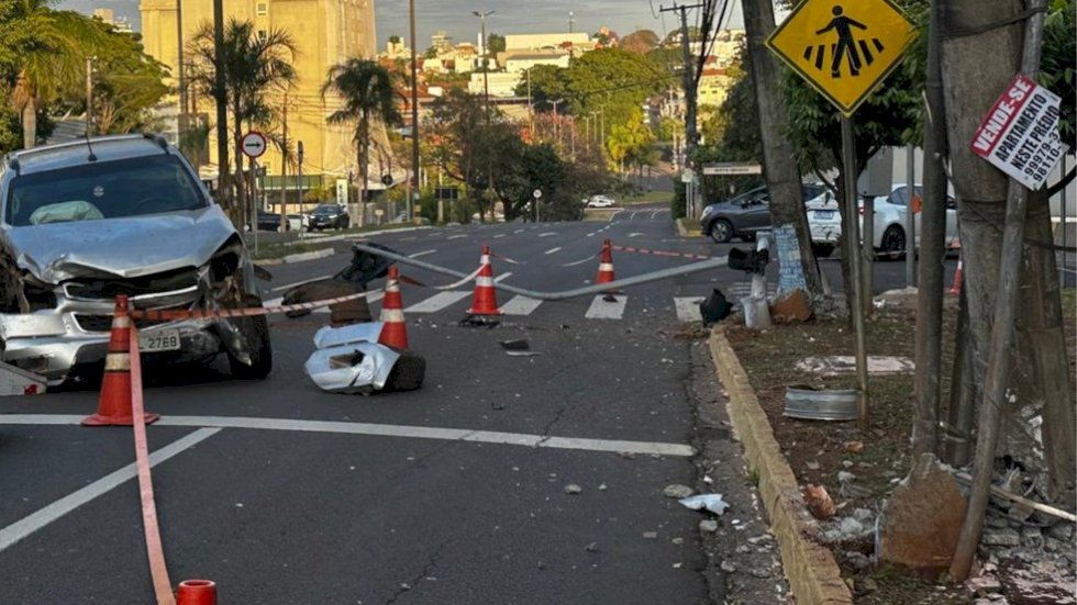 Jovem tomba caminhonete do pai após bater em postes e derrubar semáforo