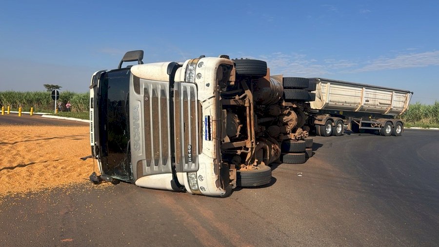 Carreta carregada com milho tomba em rotatória que liga a MS-473 à BR-376 em Nova Andradina