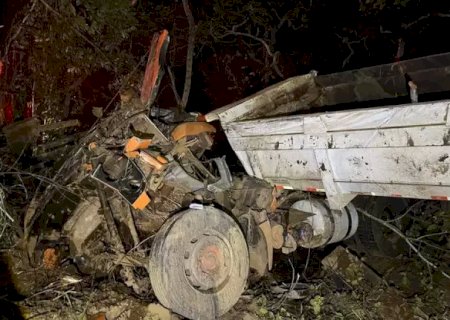 Caminhão fica destruído e motorista morre preso em ferragens