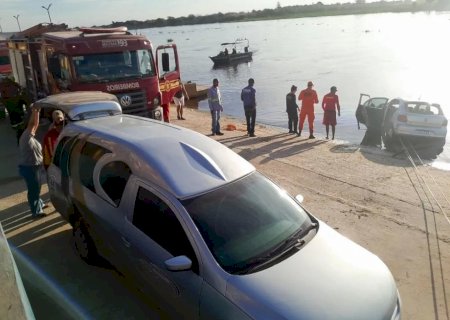 Após 16 horas, veículo que caiu o Rio Paraguai foi retirado