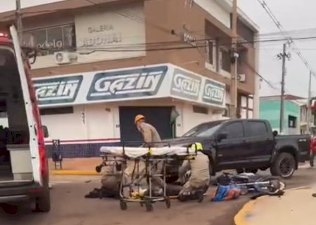 Motociclista fica ferido após colisão com caminhonete em rotatória
