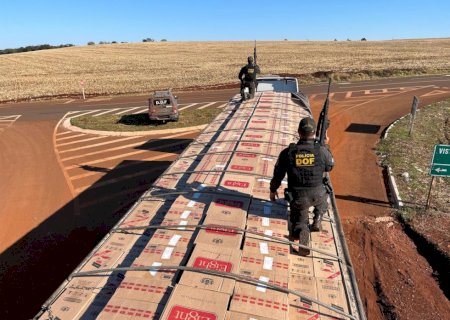DOF apreende carreta carregada com mais de 50 mil pacotes de cigarros contrabandeados