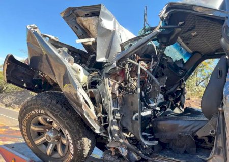 Ultrapassagem proibida causa acidente grave e deixa motorista ferido na BR-163