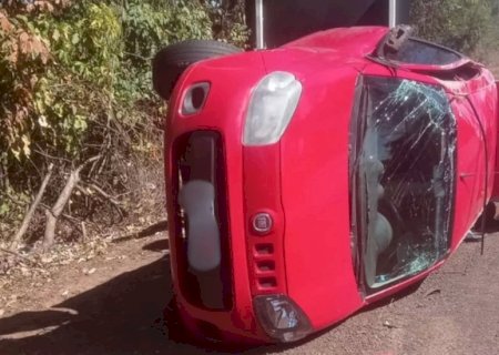 Carro capota na BR-262 e quatro pessoas ficam feridas