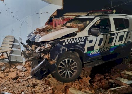 Nova Andradina - Viatura da Polícia Militar fica danificada ao bater em muro durante acompanhamento tático