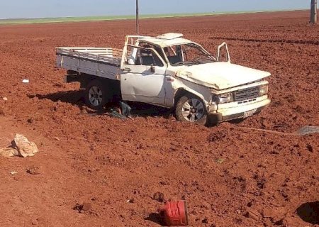 Produtor rural sofre capotamento na BR-060 após falha mecânica em veículo D20