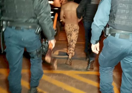 Adolescente mata padrasto a golpes de faca