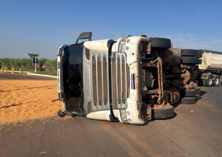 Carreta carregada com milho tomba em rotatória que liga a MS-473 à BR-376 em Nova Andradina