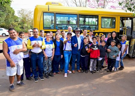 Prefeito de Ivinhema entrega ônibus para Apae