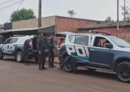 Homem agride esposa, tenta pegar arma de PM, não obedece as ordens e é baleado