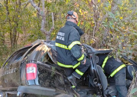 Acidente na BR-262 deixa duas vítimas presa as ferramentas
