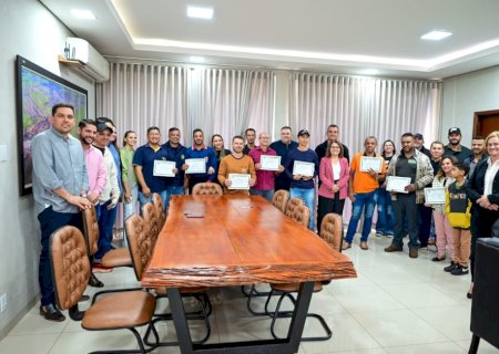 Administração municipal de Ivinhema realizou entrega de terrenos para associação e empresários