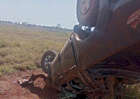 Caminhonete saí da pista capota ao tenta ultrapassagem MS - 276