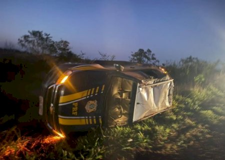Viatura da PRF capota durante perseguição na BR-267