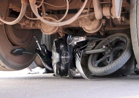 Motociclista morre após batida com carreta