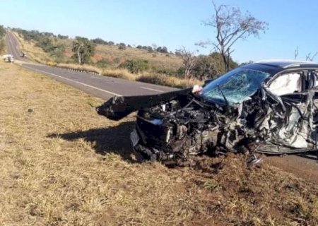 Colisão entre carro e caminhão deixa três feridos na BR-267