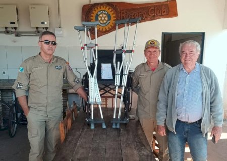 Bombeiros Militares em Ivinhema doam cadeira de rodas e muletas ao Rotary