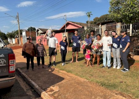 Ivinhema - Alunos do Colégio Supremus arrecadam 1 tonelada de alimentos, somando 81 cestas básicas que foram distribuídas em bairros da cidade