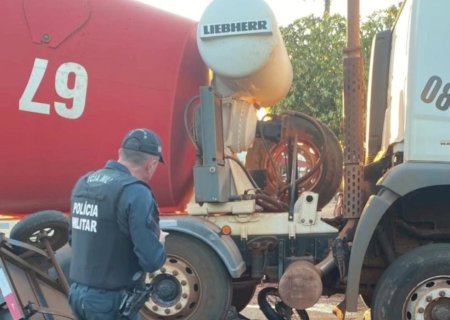 Caminhão fura preferencial e passa por cima de moto e deixa uma vítima com ferimentos graves