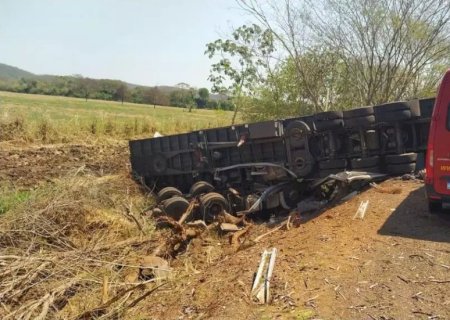Caminhoneiro é encontrado morto sob carreta tombada na BR-262