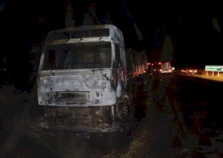 Ivinhema - Carreta e consumida pelo fogo na BR -376 e fogo se espalha em canavial