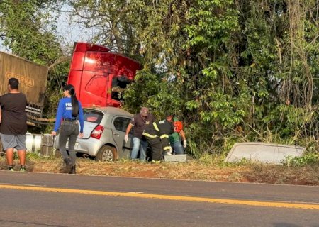 Acidente entre carro e carreta mata um homem na BR-267