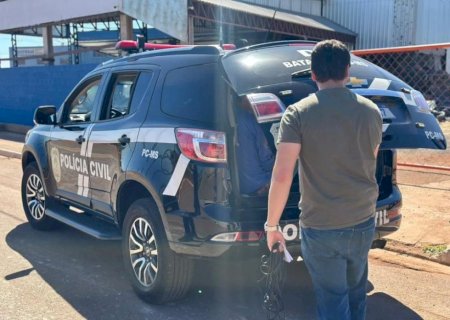 Homem sai da cadeia e invade casa para agredir casal, e volta a ser preso pela polícia