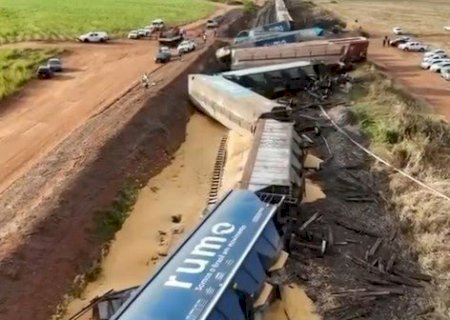 Trem de carga descarrilado após bater em caminhão em Araraquara