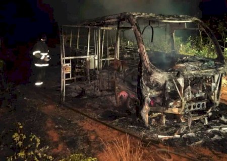 Nova Andradina - Motorista salva slunos de micro-ônibus em chamas