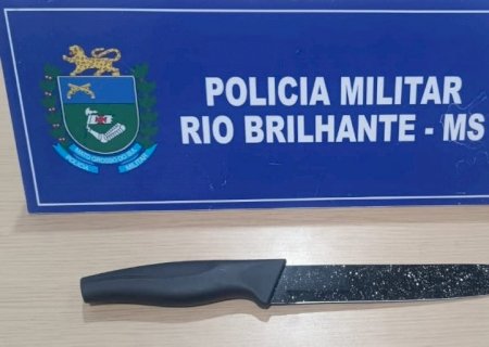PM aprende faca com adolescente em escola