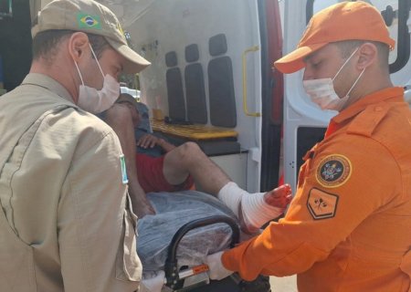 Pescador fica ferido após cair de embarcação