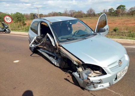 Motorista é socorrida após colidir veículo na traseira de carreta parada na pista na BR - 267
