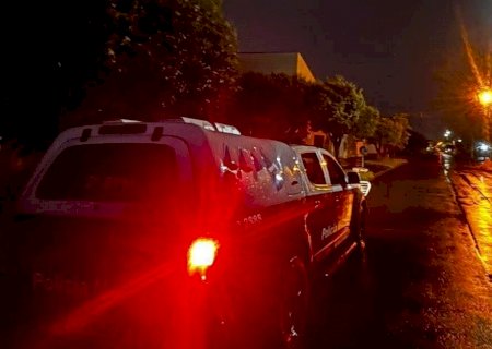 Mulher é resgatada pela polícia com as mãos amarradas para trás e amordaçada