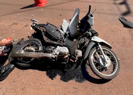 Ônibus passa por cima de moto e motociclista saí ilesa do acidente