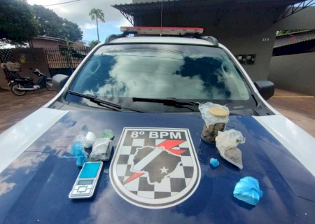 Prisão de mulher por tráfico de drogas no bairro Vitória em Ivinhema