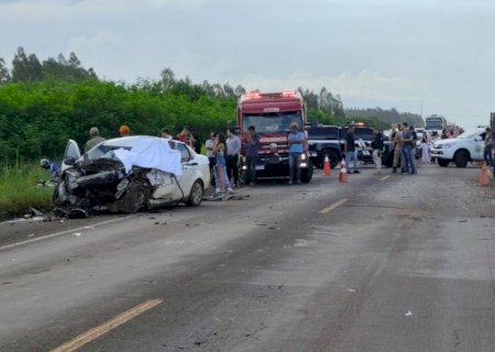 Colisão frontal entre carro e caminhão deixa uma pessoa morta na BR-463