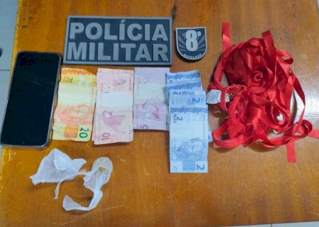 Polícia Militar prende mulher por tráfico de drogas, desacato e resistência, ⁹ homem é preso após assumir que e fe propriedade de entorpecente