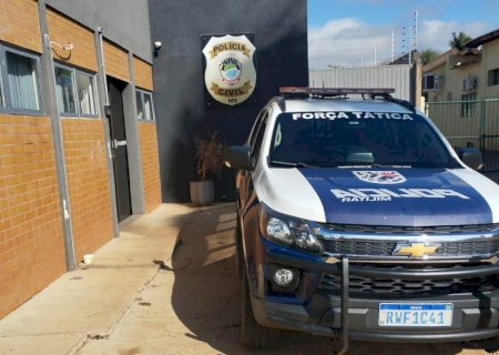 Batayporã - Polícia Militar conduz dois envolvidos por tráfico e porte de drogas