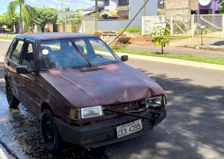 Ivinhema - Motorista perde controle da direção e bate em poste de iluminação pública