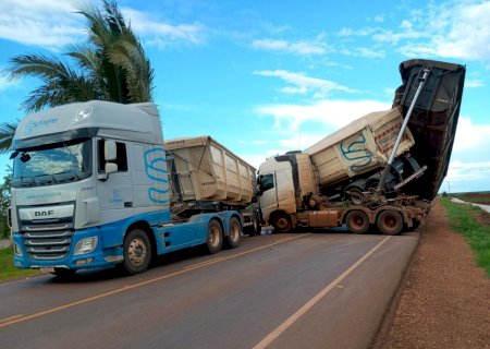 Acidente entre duas carretas na região de Indápolis e Lagoa Bonita tranca a rodovia MS -276