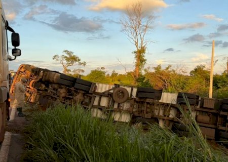 Batayporã - Carreta carregada com carne tomba na MS-276 e motorista é socorrido