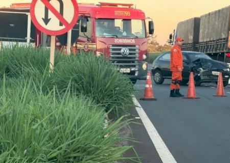 Motorista tenta retorno, invade pista e provoca acidente na MS-134