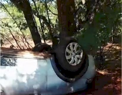 Carro capota na MS-164 e idosa morre presa às ferragens