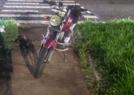 Motociclista morre após bater em meio-fio