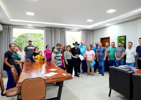 Pais de alunos da Escola Agrícola se reúnem com prefeito Juliano Ferro